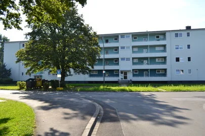 Frisch gestrichene Hausfassade mit Gerüst