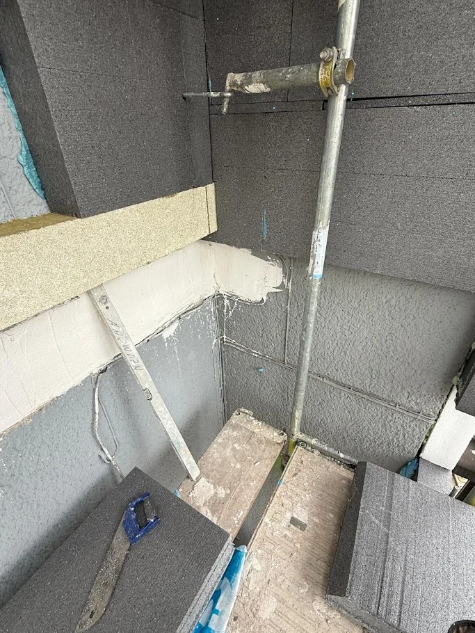 Außendämmung einer Hausfassade mit WDVS