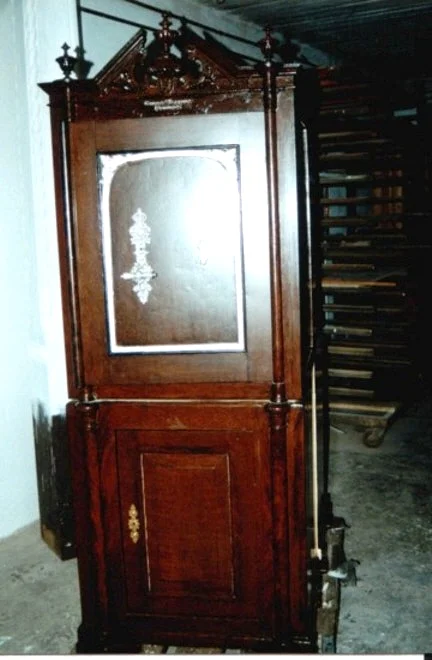 Frisch lackierte Holztür und Fensterrahmen mit glatter Oberfläche